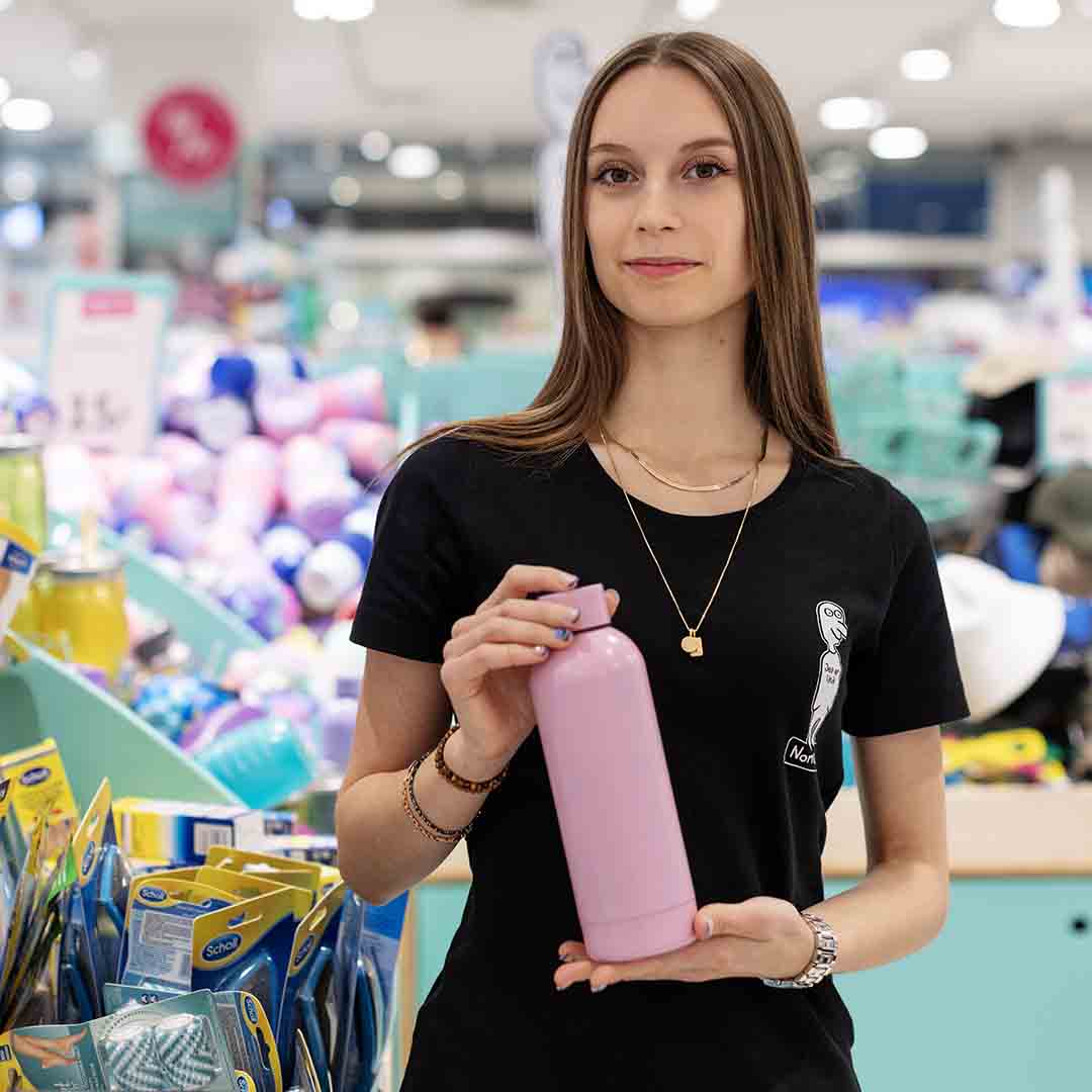 Employee from Normal in Frederiksberg holding a pink water bottle.